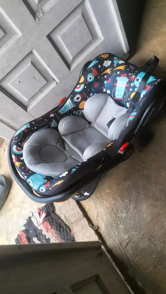 Kursi mobil bayi (baby car seat)