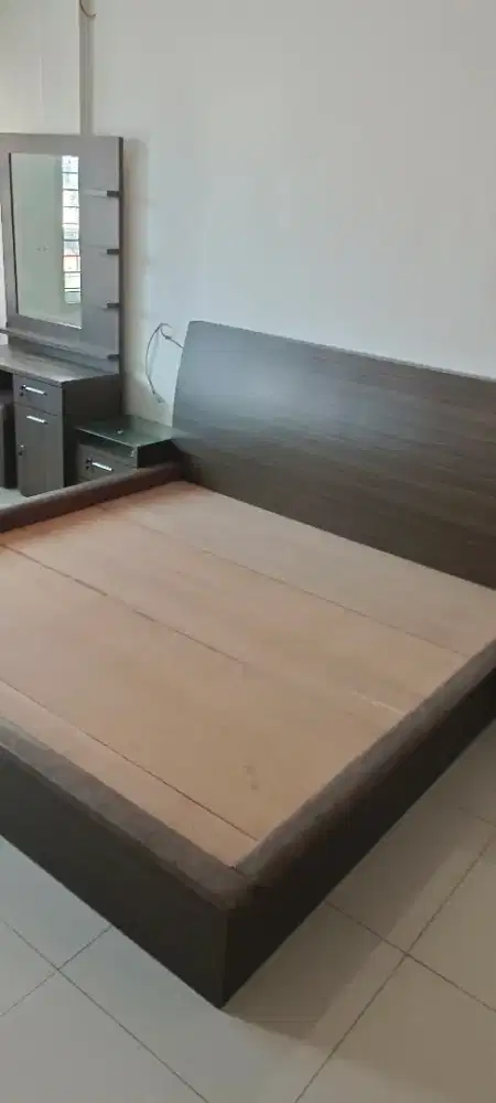 Dijual 1 set tempat tidur 200x200 beserta nakas