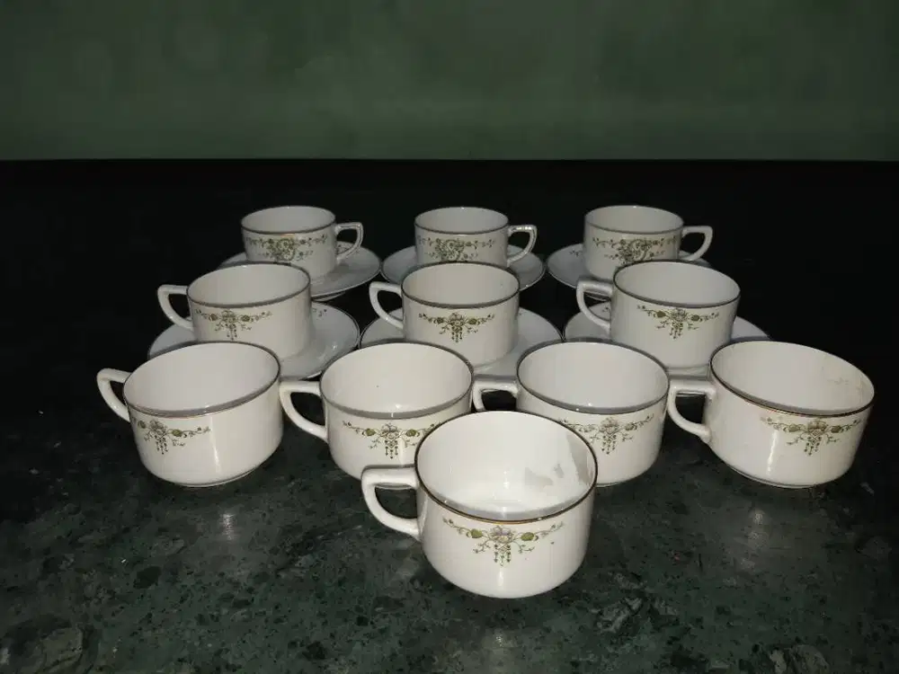 11pcs cangkir dan 6 lepek