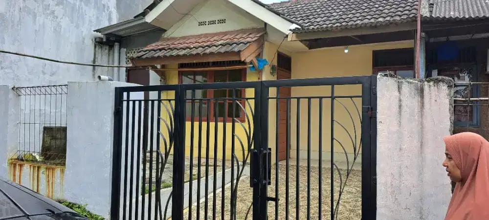 RUMAH DISEWAKAN, LOKASI DEKAT JALAN UTAMA, DI DEPAN FASUM (MUSHOLLA)