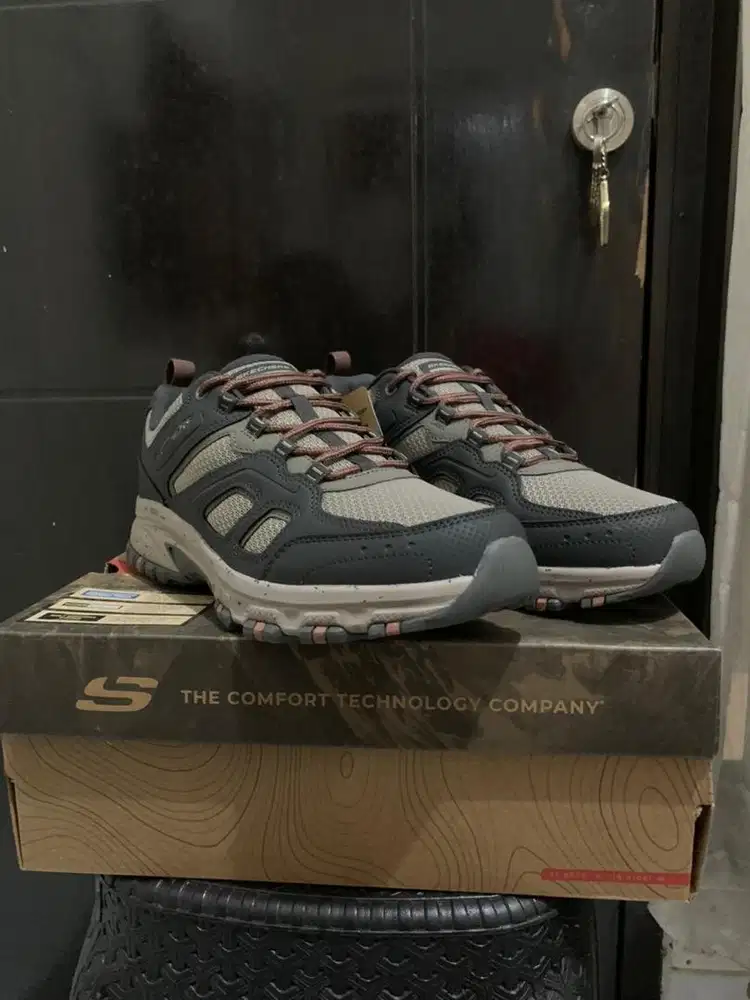 Sepatu Hiking Skechers Hillcrest