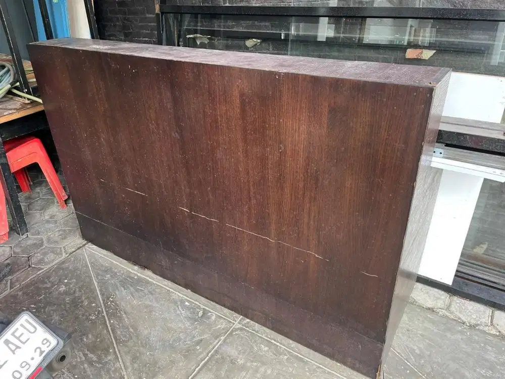 Meja cashier berwarna coklat kondisi sangat baik