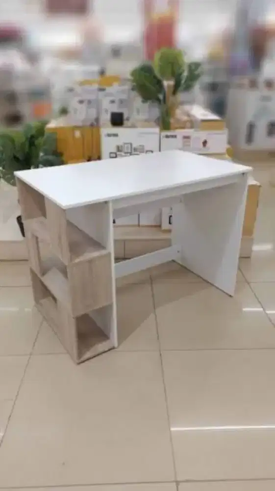 Meja kantor minimalis