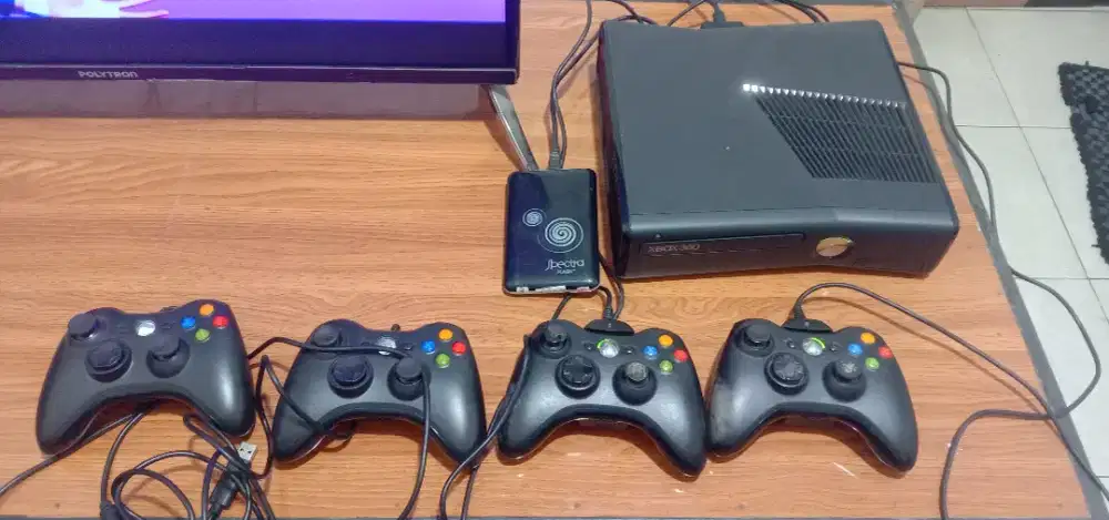 XBOX 360 + 4 STIK + EXTERNAL HDD 500GB