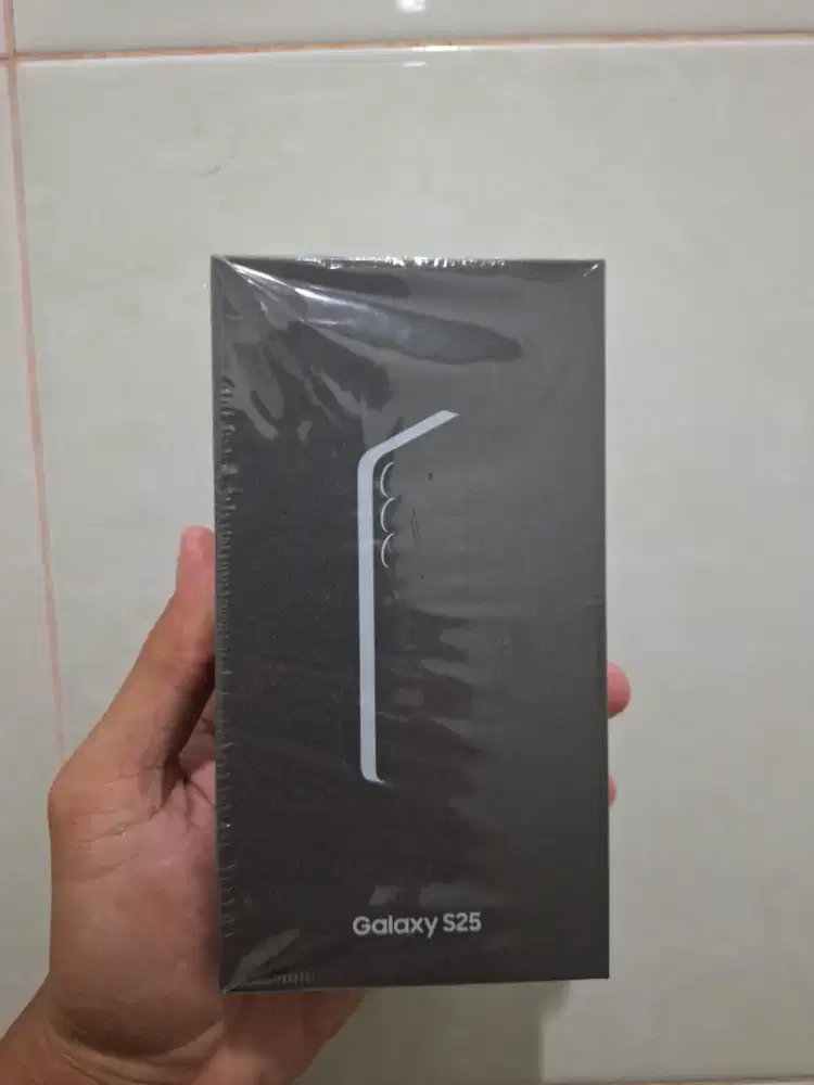 Jual samsung s25 12/256. Warna silver shadow.