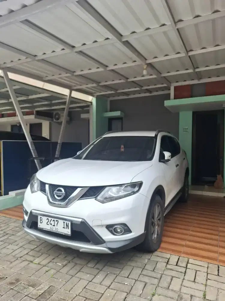 X-trail putih 2.5 tremer bensin (2017)