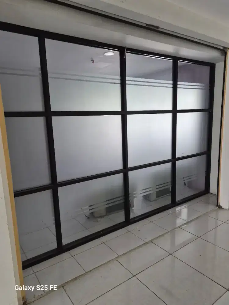 Dijual Kaca Keliling dengan Pintu dan Jendela