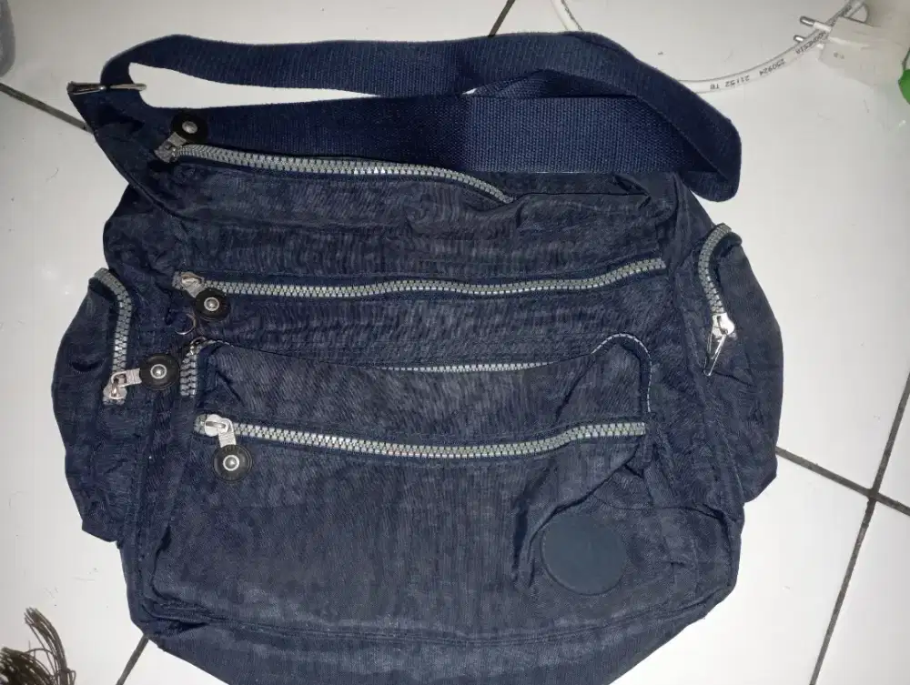 Kipling size 12ltr,kondisi 80%,jual 100k