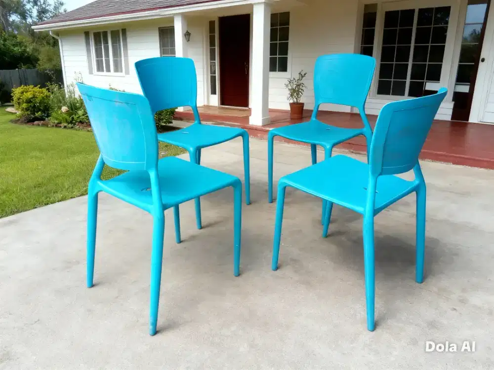 4 kursi Plastik