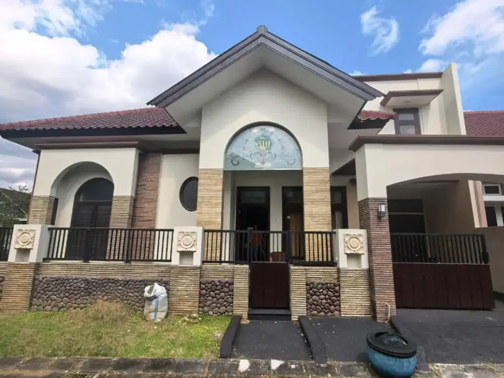 DIJUAL Rumah Minimalis dan Terawat 2Lt Kondisi Bersih Ada Area Jemur Siap Huni Keamanan 24 Jam Kawasan Cluster Dekat UB di Permata Jingga Lowokwaru