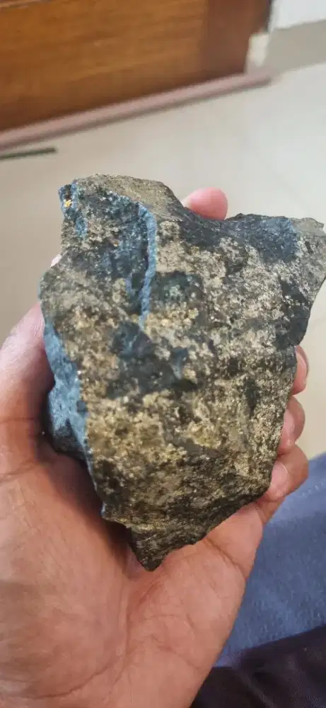 Batu berlapis emas serpihan