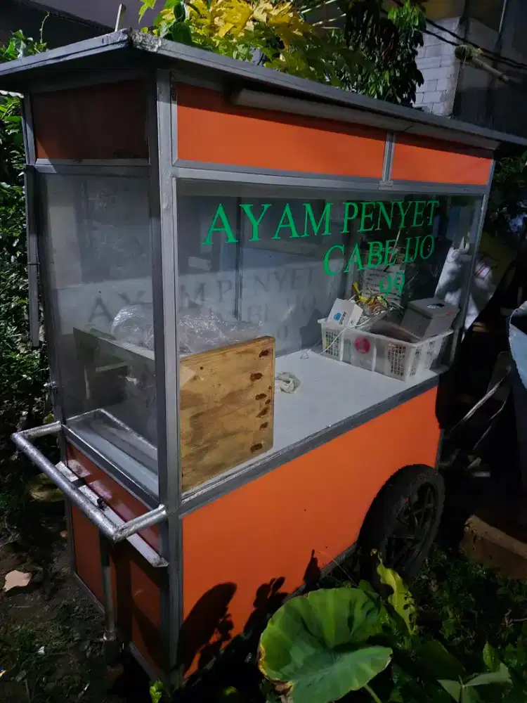 Crew dan koki ayam goreng gerobak