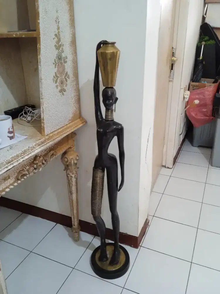 Nude nubian woman floor sculture