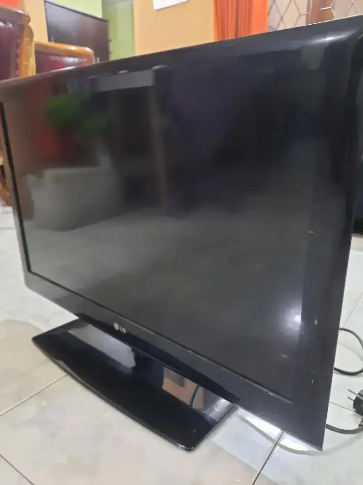TV LED merk LG 32 inch bagus, mulus dan kokoh