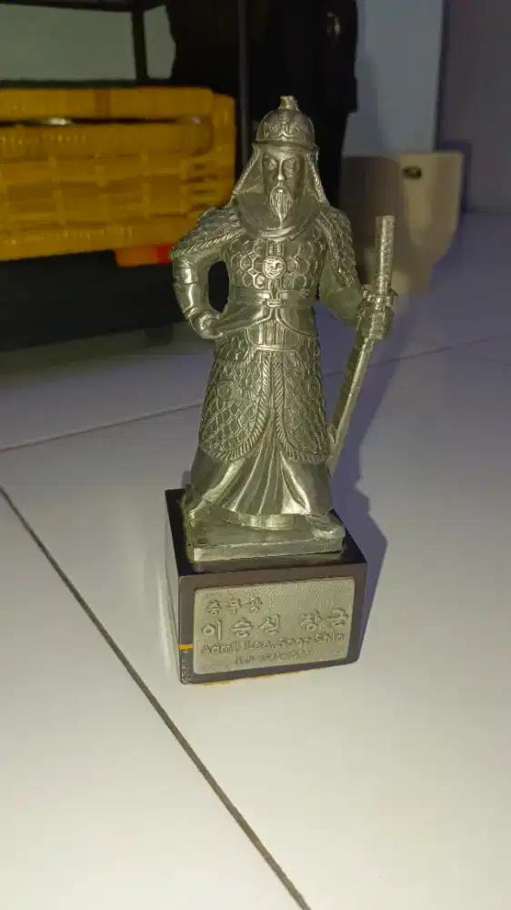 miniatur patung Laksamana Yi Sun-shin (Yi Sun Shin)