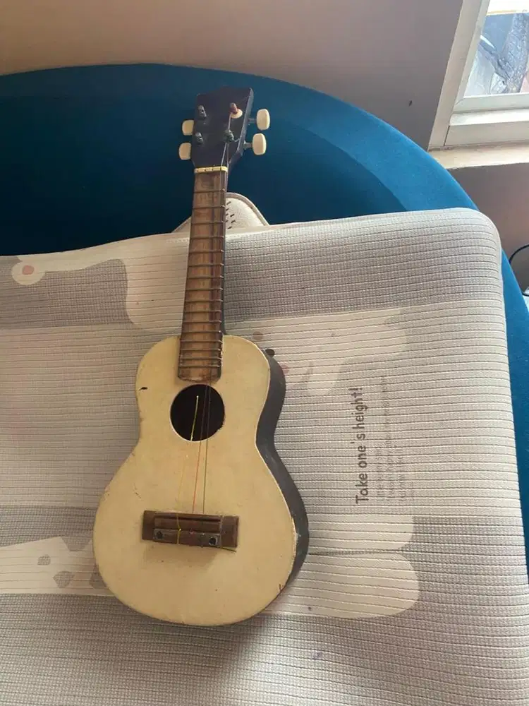 Gitar 4 senar putus gitar kentrung kecil