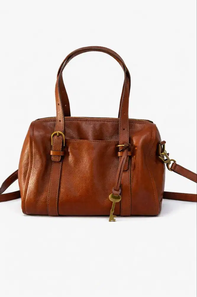 Fossil model Carlie Satchel dengan warna cokelat (brown)