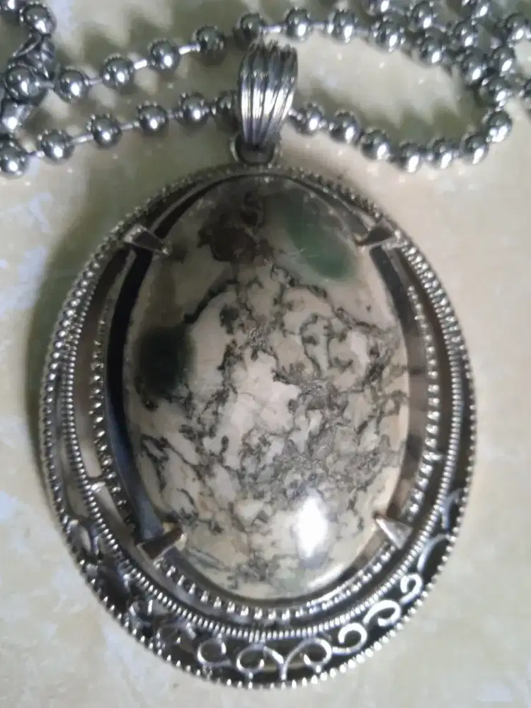 Kalung batu akik bergambar wajah orang