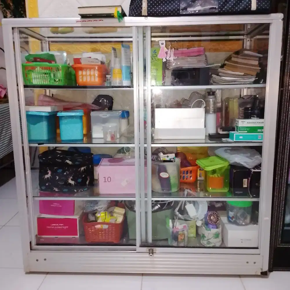 Jual lemari kaca masih bagus