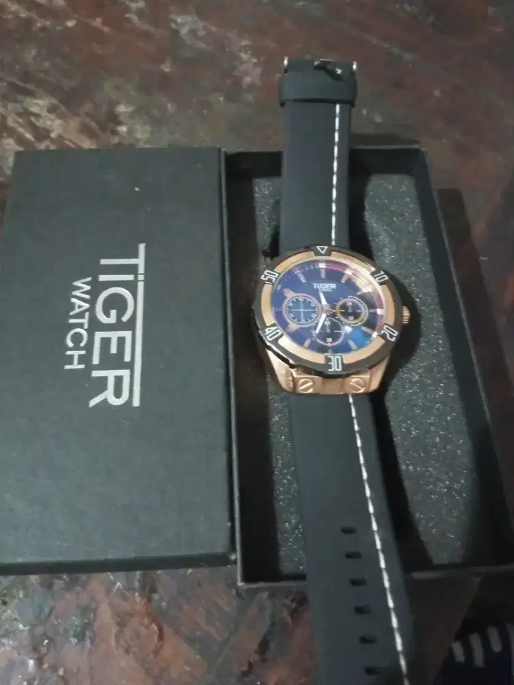 Jam tangan analog dengan tanggal