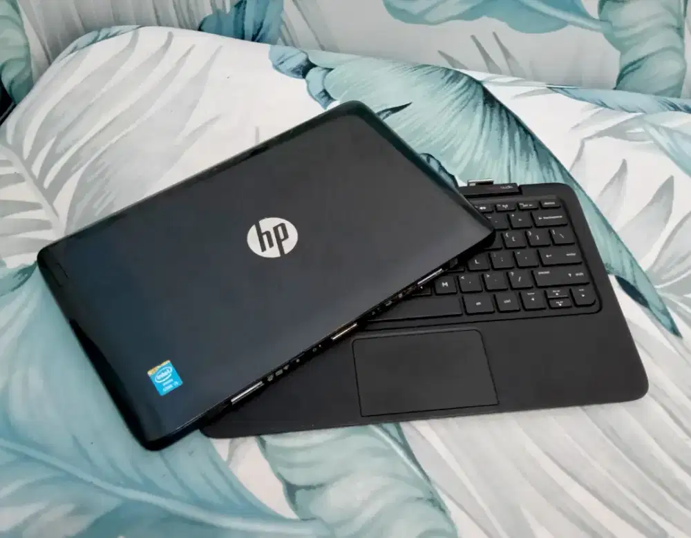 HP pavillion X2 core i3 ram 4gb SSD 64gb layar touchscreen 2in1