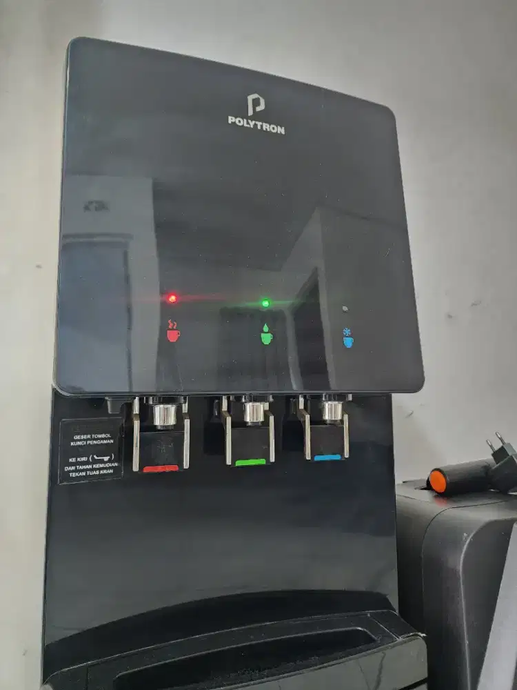 Dispenser Galon Bawah Merk POLYTRON series PWC 778, masih seperti baru