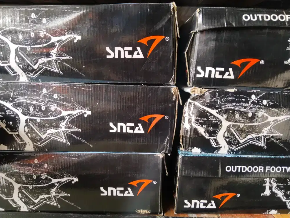 Sepatu gunung merek santa