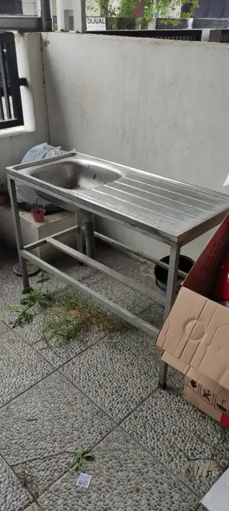 Sink dengan kaki besi