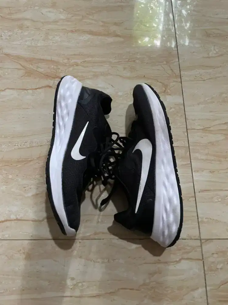 Sepatu Nike Running Revolution 6