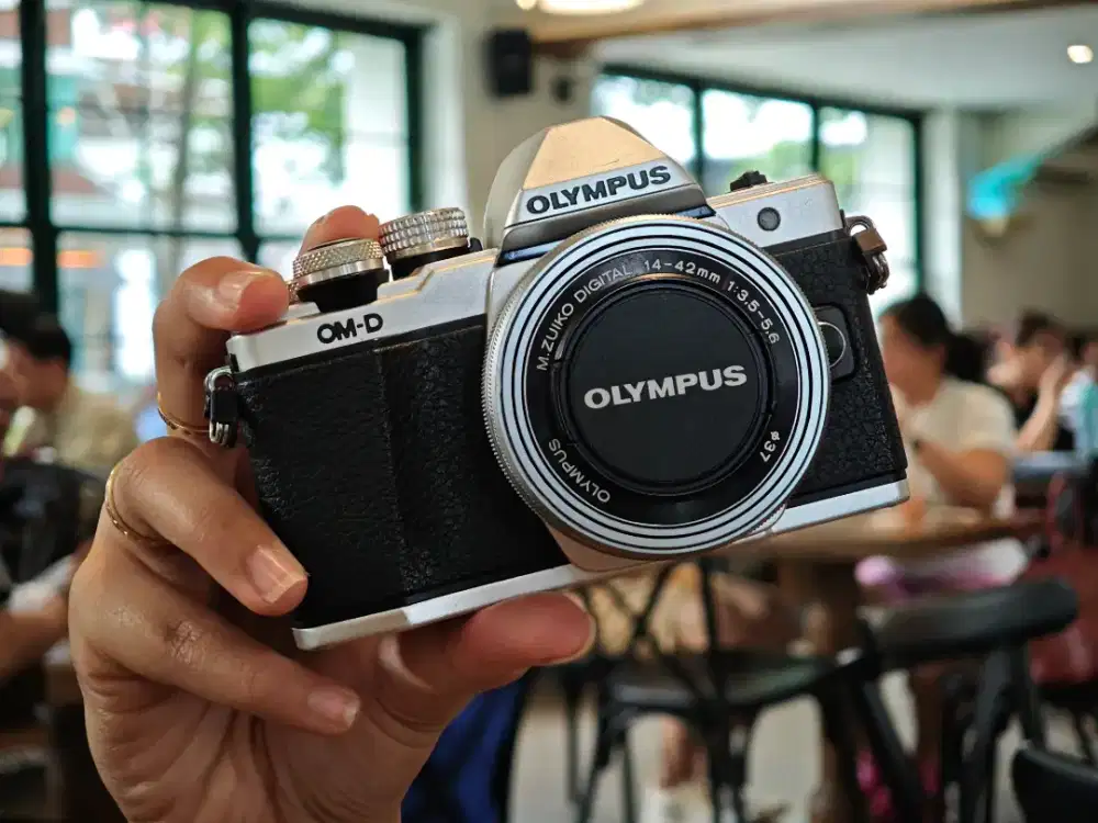 Olympus OM-D E-M10 Mark II + 14-42mm | Mulus Siap Pakai