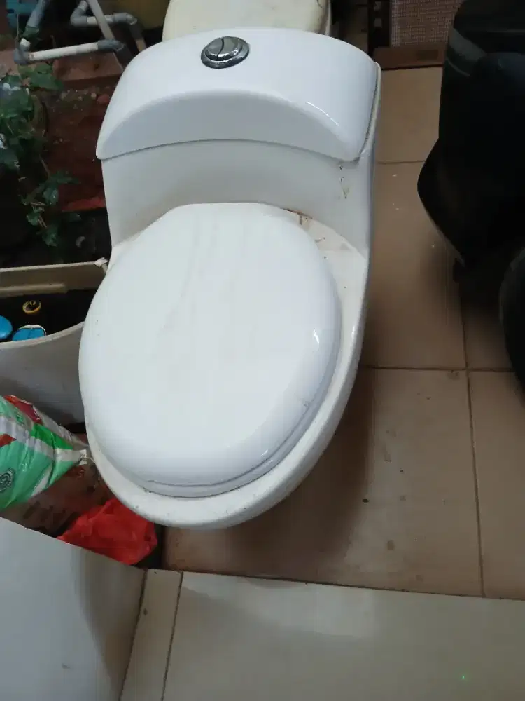 Kloset duduk bekas berfungsi