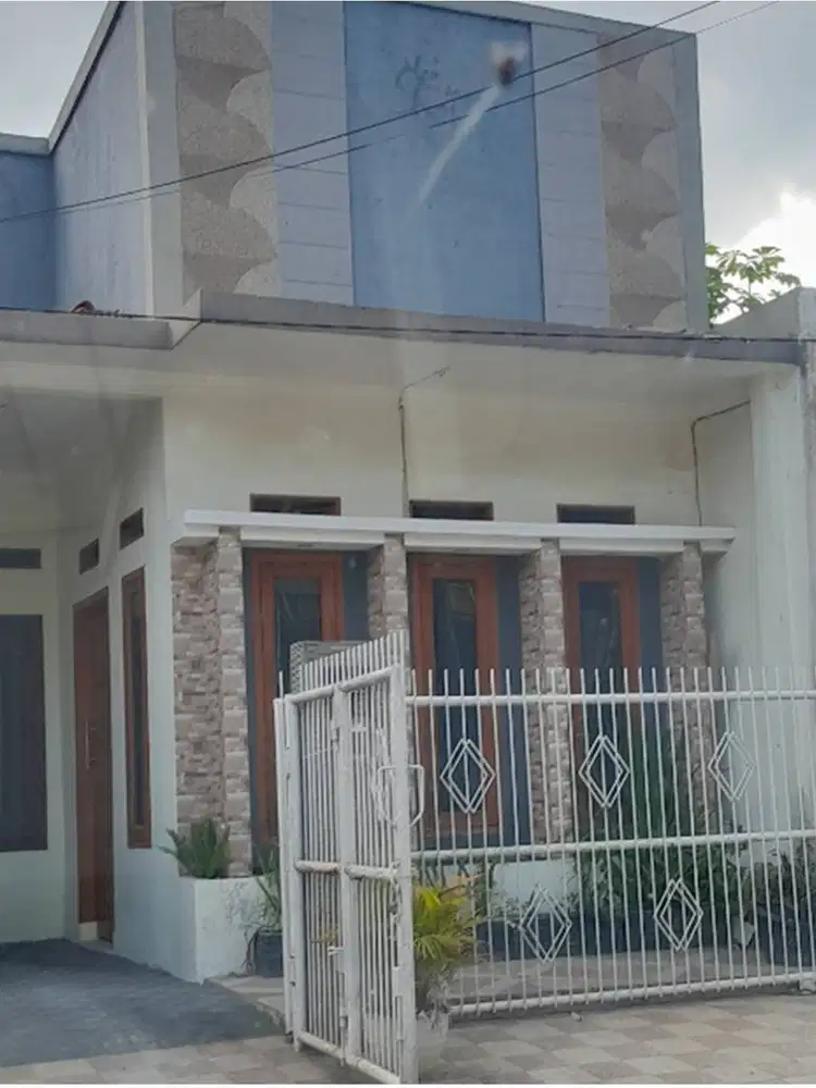 Rumah mungil dengan akses jalan lebar dan bagus.