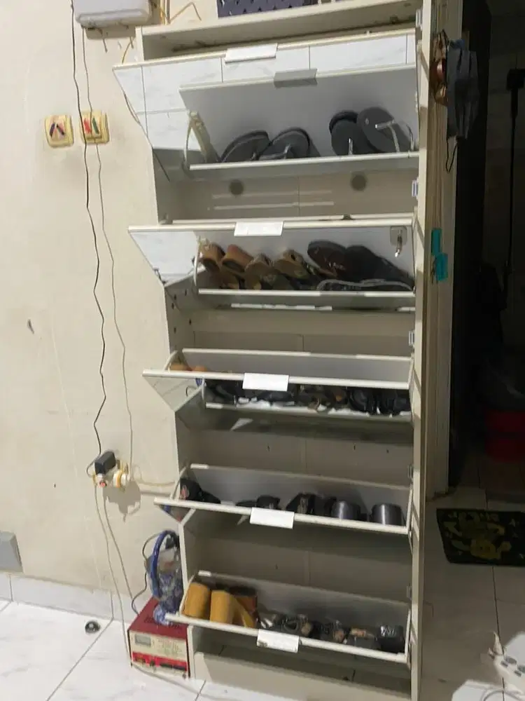 RAK SEPATU CERMIN INFORMA