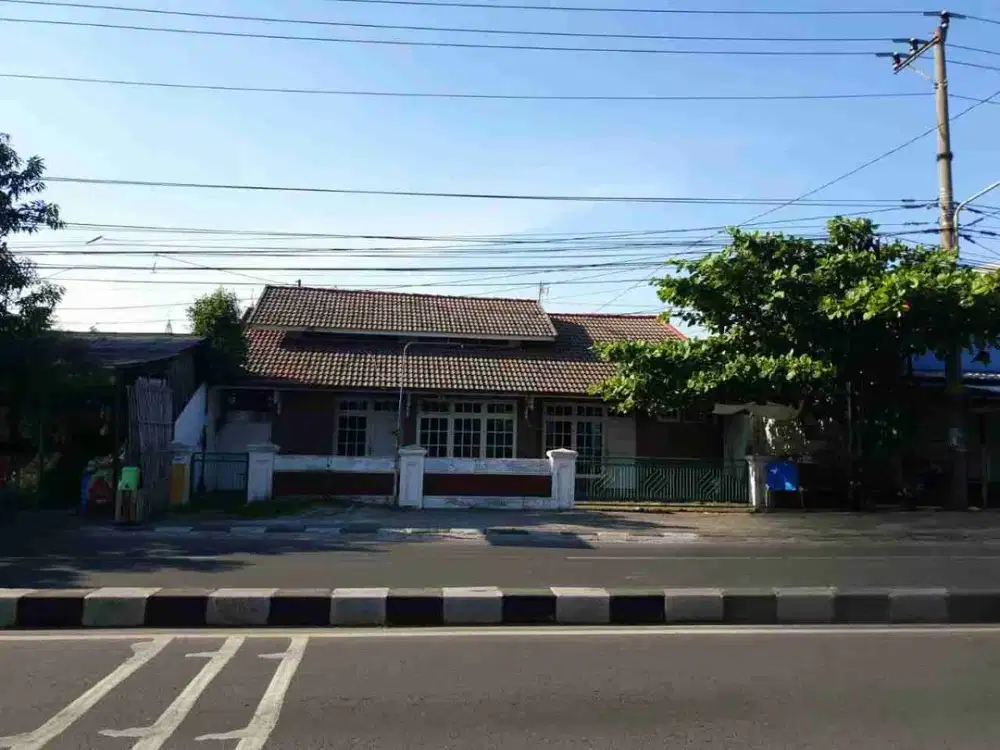 Ruang Usaha Strategis 3 Lantai Pinggir Jalan di Kedungmundu Semarang