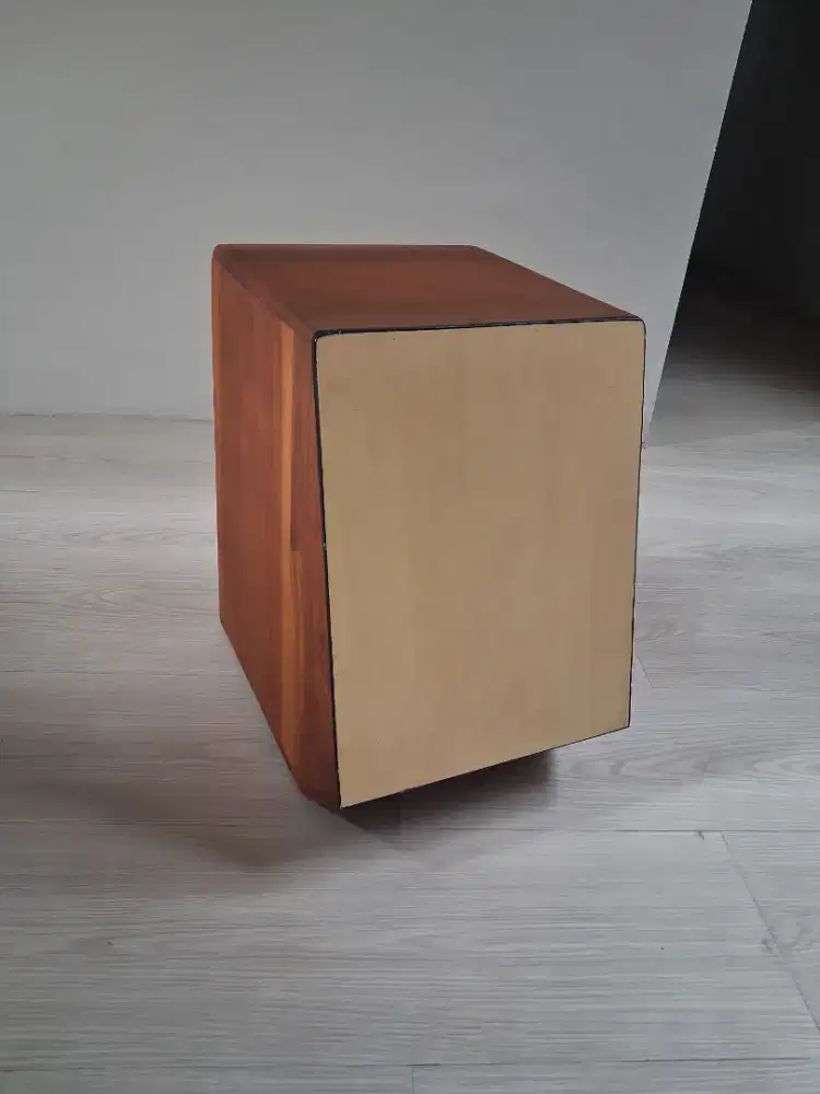 Paket Hemat! Gitar + Cajon (Kahon) Kondisi Bagus – Siap Pakai!