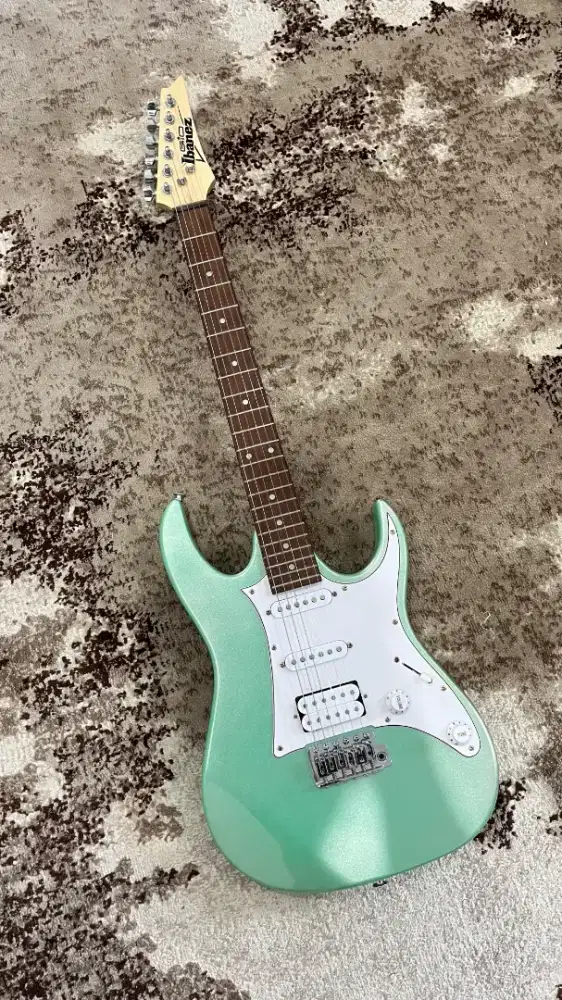 Gitar Listrik Pemakaian baru sebentar