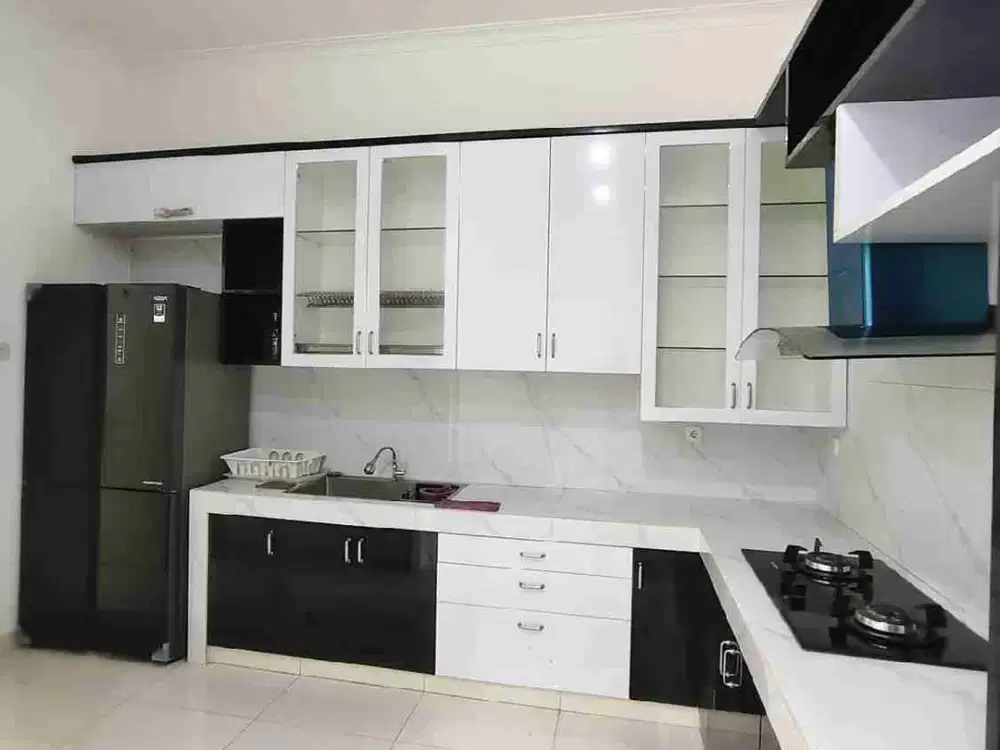 disewakan Sunter 8 x 16 rapi semi furnished siap huni 3 kamar anti banjir hanya 78juta/th