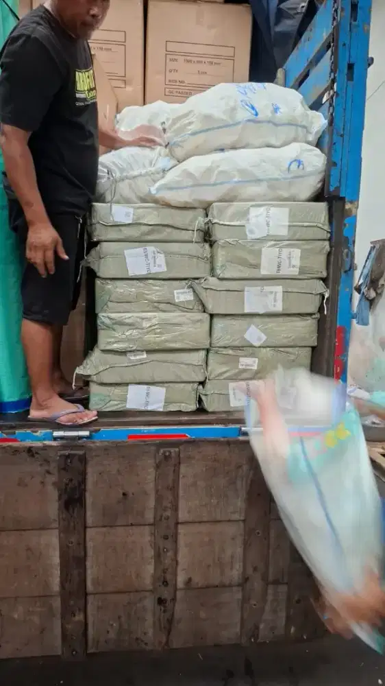 Di butuhkan kenek berpengalaman untuk mobil pengiriman barang cargo