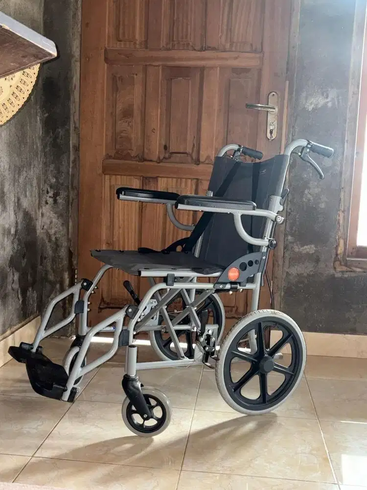 Kursi roda, kursi mandi, alat bantu jalan