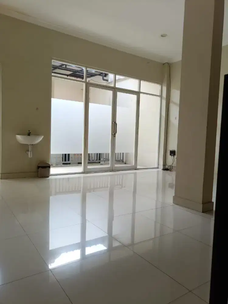 Disewakan/Dijual Rumah  pinggir jalan cocok buat usaha