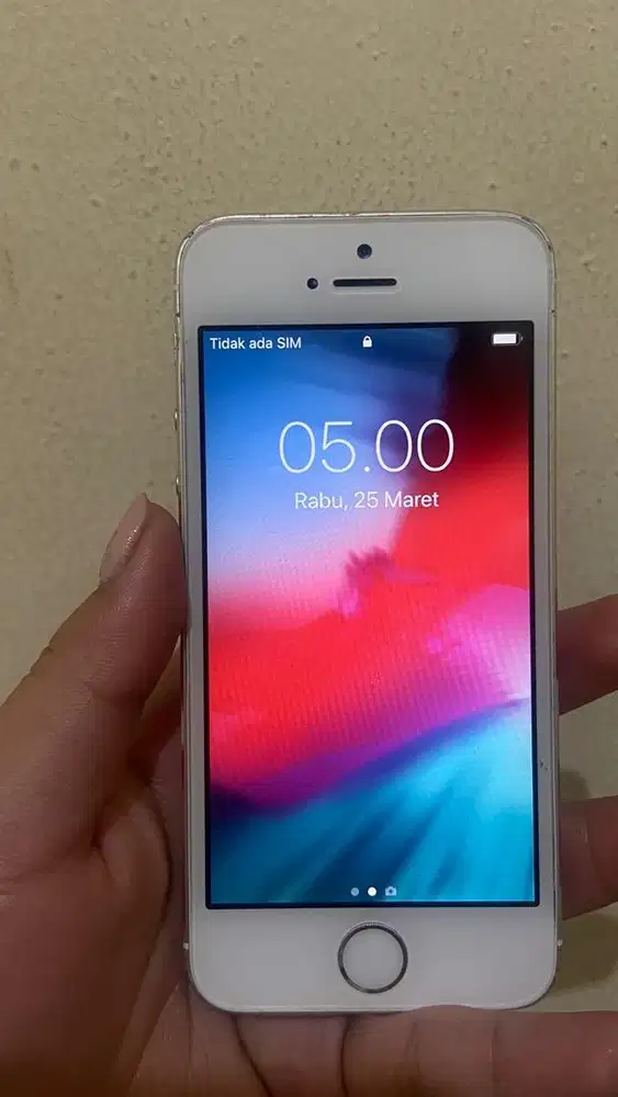Dijual ip 5s & samsung jadul masih berfungsi dg baik