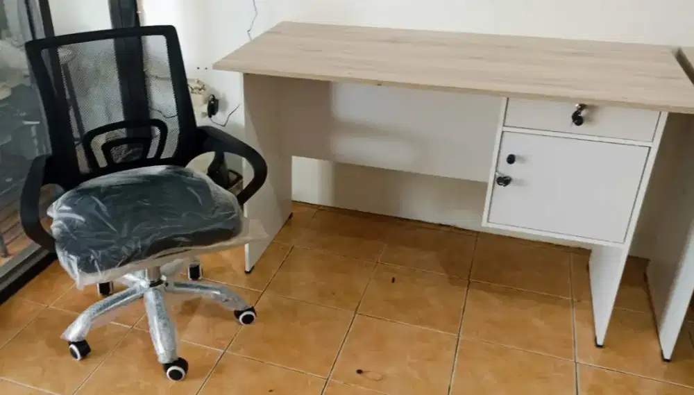 Meja Kantor + Kursi Kantor Baru