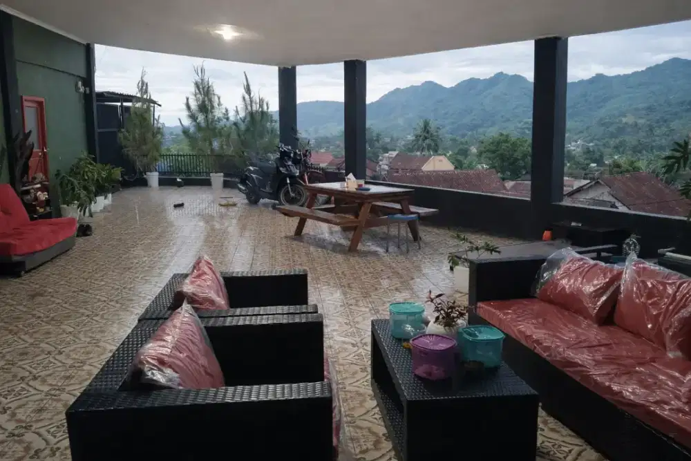 Rumah di kota pemandangan gunung