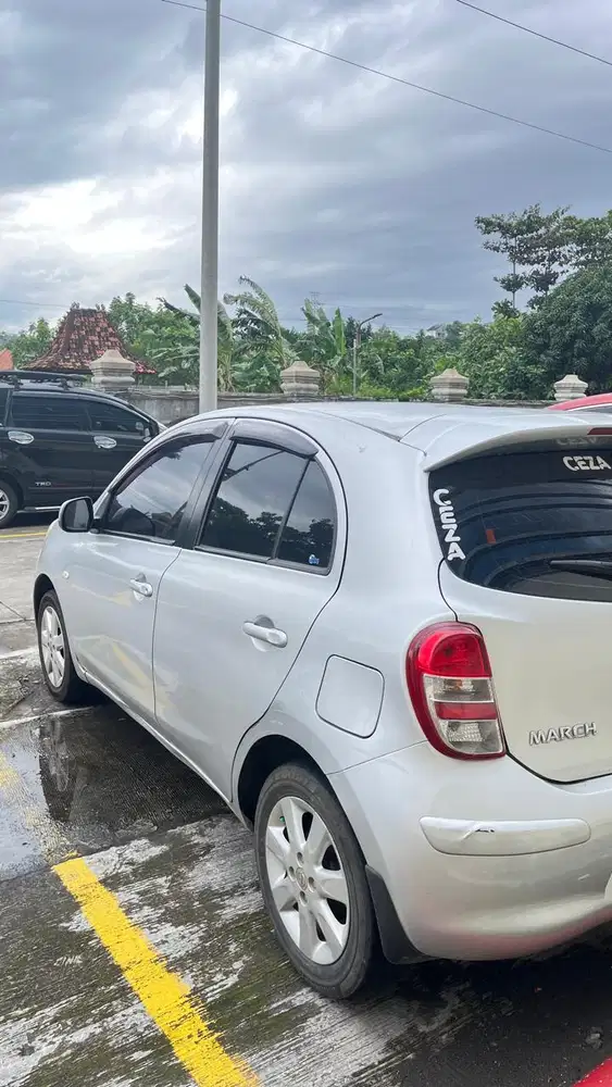 Nissan March 2011 Bensin