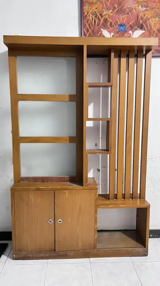 Lemari hias sekat