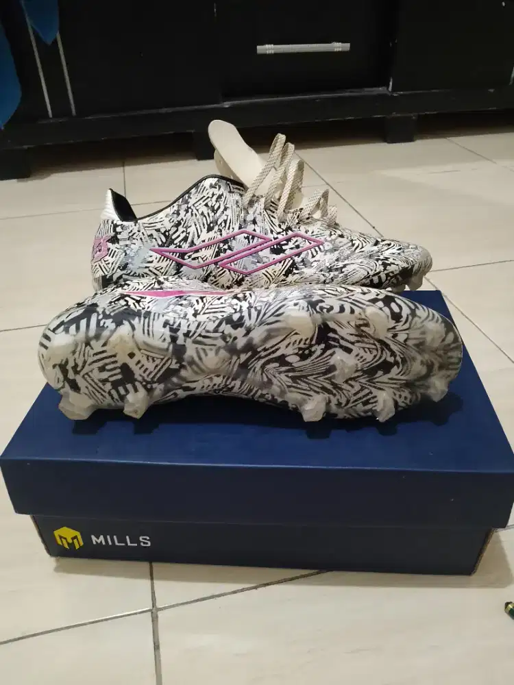 Sepatu bola Mills Troya chaos UK 41