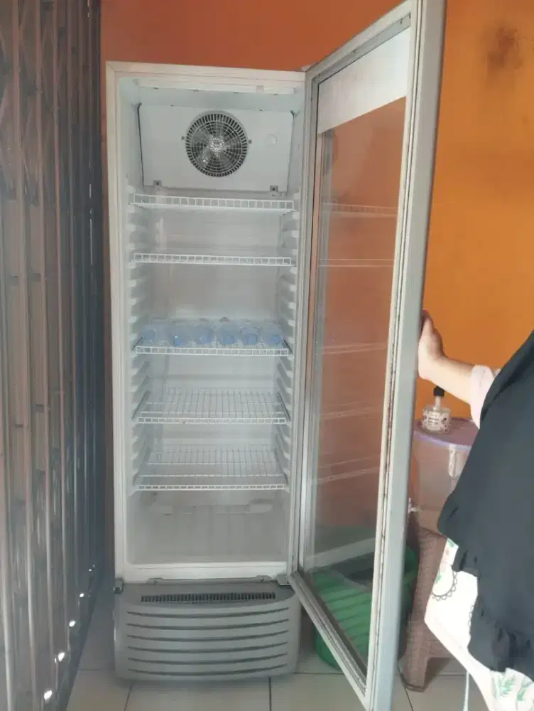 Showcase gea 5 rak bekas