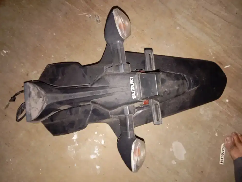 Spakbor copotan Suzuki GSX 150 set braket sen kabel