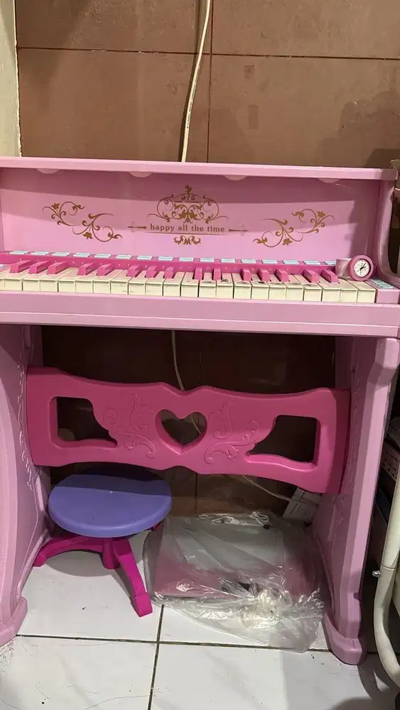 Piano Anak Perempuan