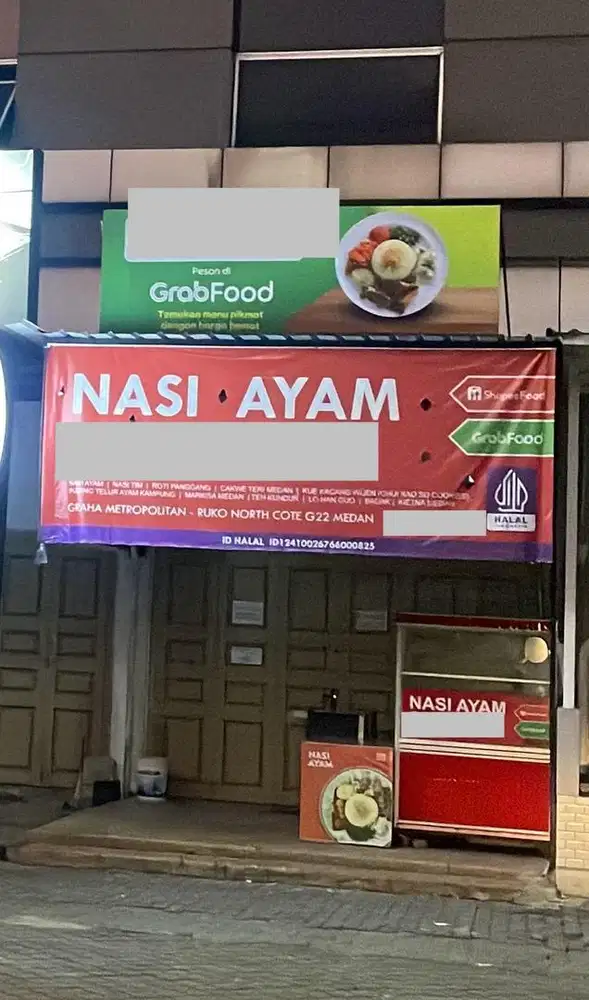 Helper dan jaga stand makanan